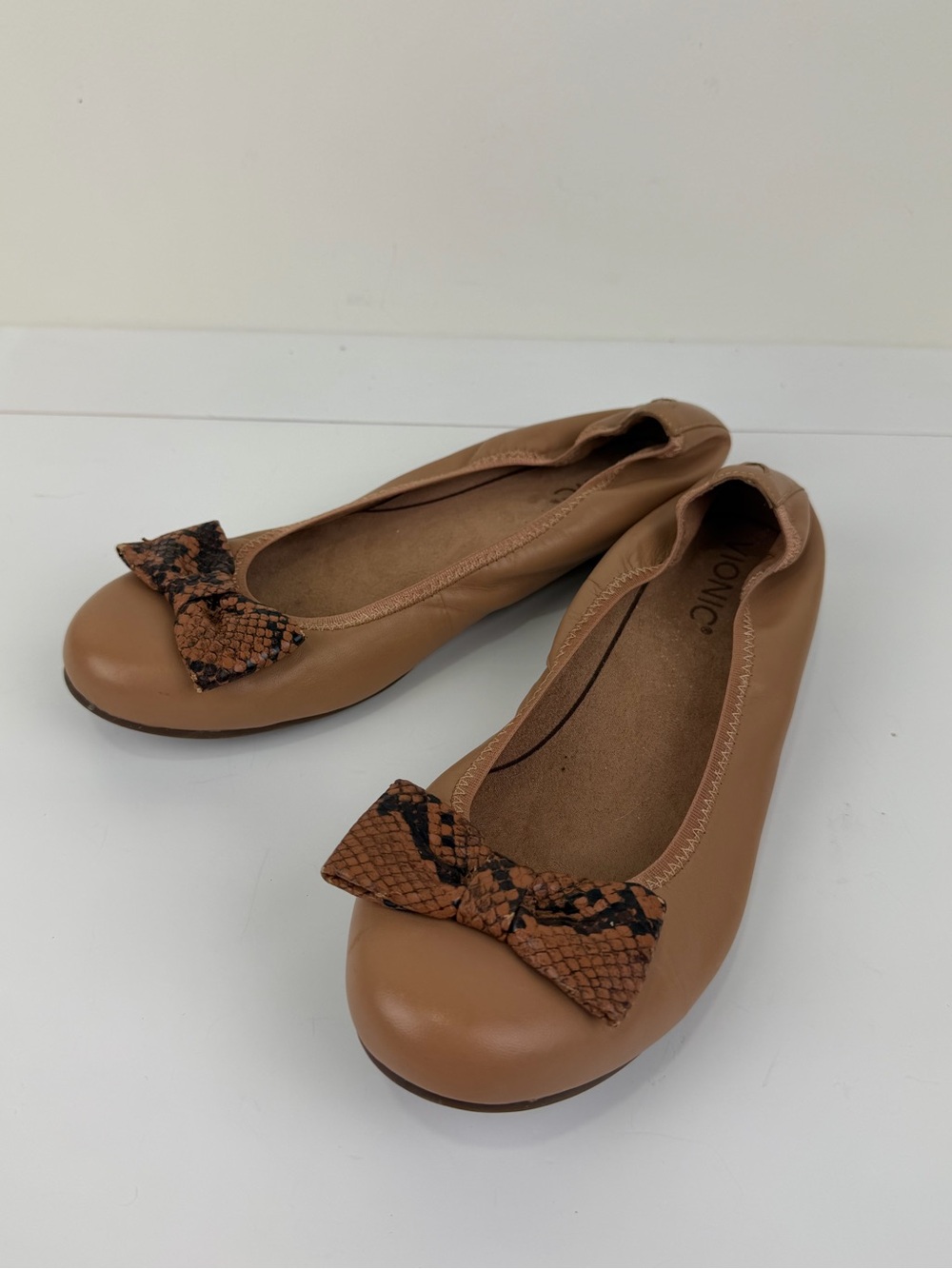 Vionic Zelda NPA Leather Ballet Flats Snake Bow Size 8